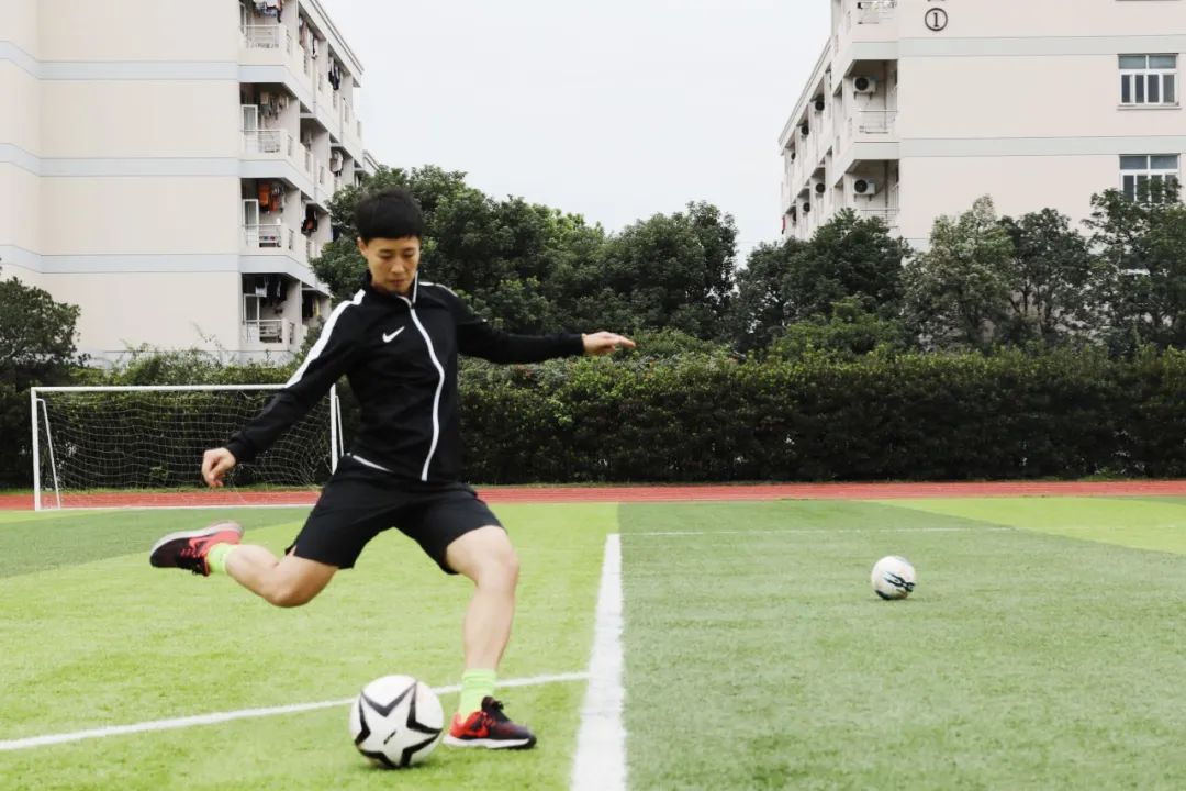 酷飒！格乐大学优秀毕业生代冰月结缘格乐，是女足运动员更是高校教师